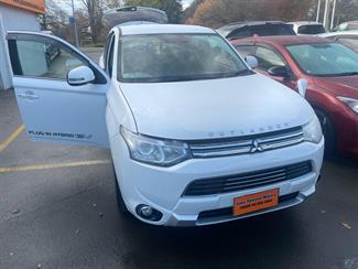 2014 Mitsubishi OUTLANDER PHEV HYBRID - Thumbnail