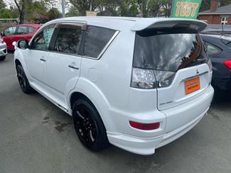 2011 Mitsubishi outlander 4wd 7 seater - Thumbnail