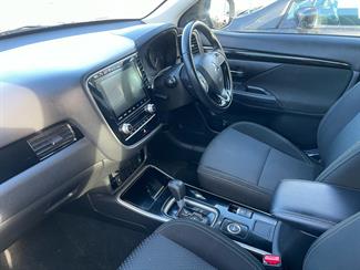 2022 Mitsubishi OUTLANDER 7 SEATER 4X4 KIWI NEW - Thumbnail