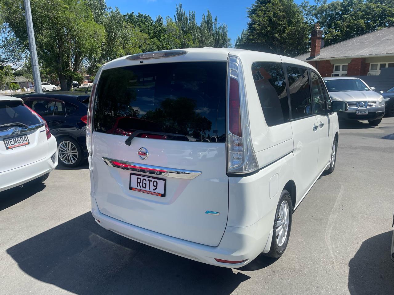2012 Nissan serena 8 seater!