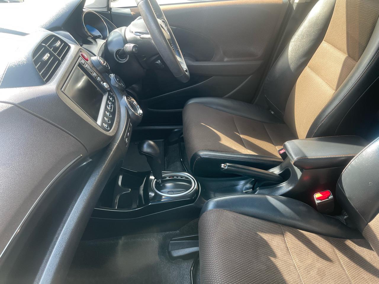 2012 Honda Fit Hybrid shuttle wagon