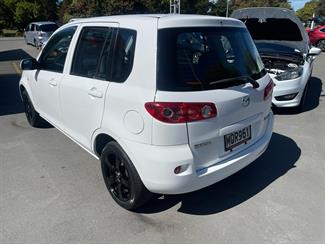 2006 Mazda demio 5 door hatch - Thumbnail